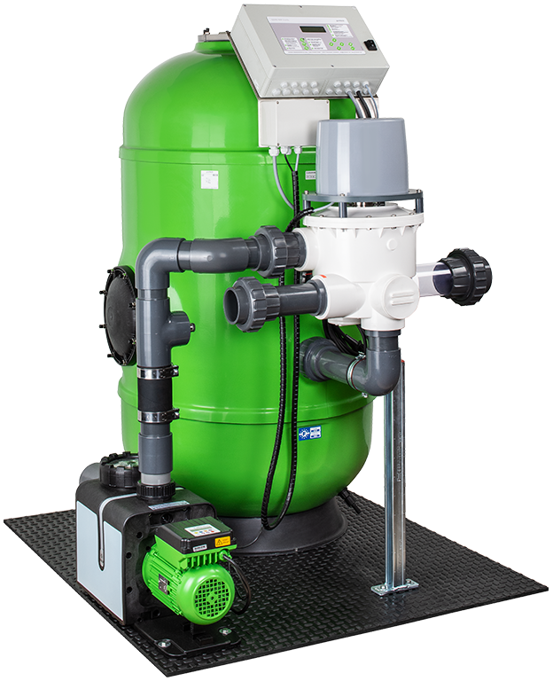 Ein großer, grüner Wasserfilteranlage mit angeschlossenen grauen Rohrleitungen und einer Pumpe steht auf einer Metallplatte; oben ist ein Steuergerät angebracht.