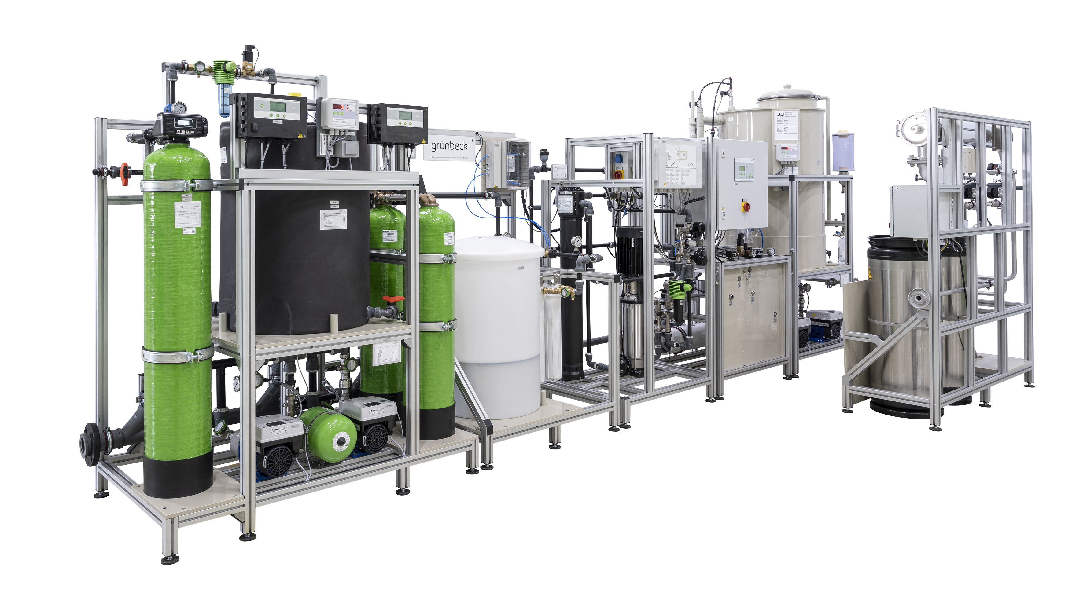 Eine komplexe industrielle Wasseraufbereitungsanlage mit grünen Tanks und Metallrohren, eingebettet in eine metallische Rahmenstruktur, steht vor einem weißen Hintergrund.